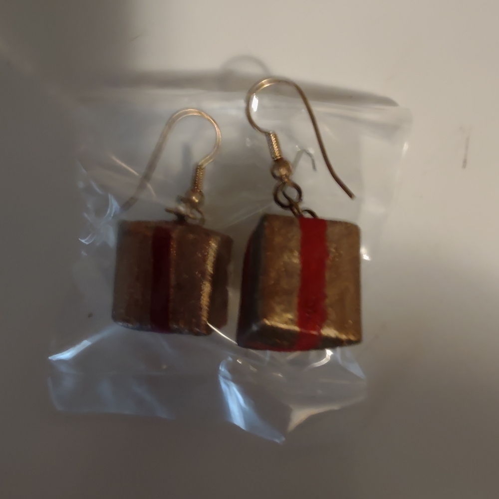 BRAND NEW!!! VINTAGE WOODEN CHRISTMAS PRESENT SHAPED PIERCED EARRINGS.